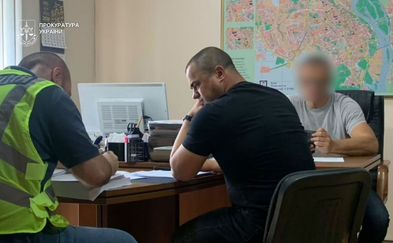 Правоохоронці біля підозрюваного під час слідчих дій. Фото: Прокуратура України