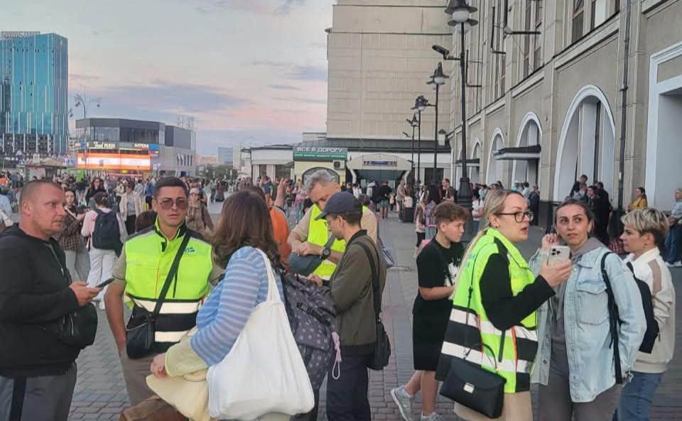 Працівники УЗ у зелених фірмових жилетах допомогають пасажирам на вокзалах. Фото: Укрзалізниця