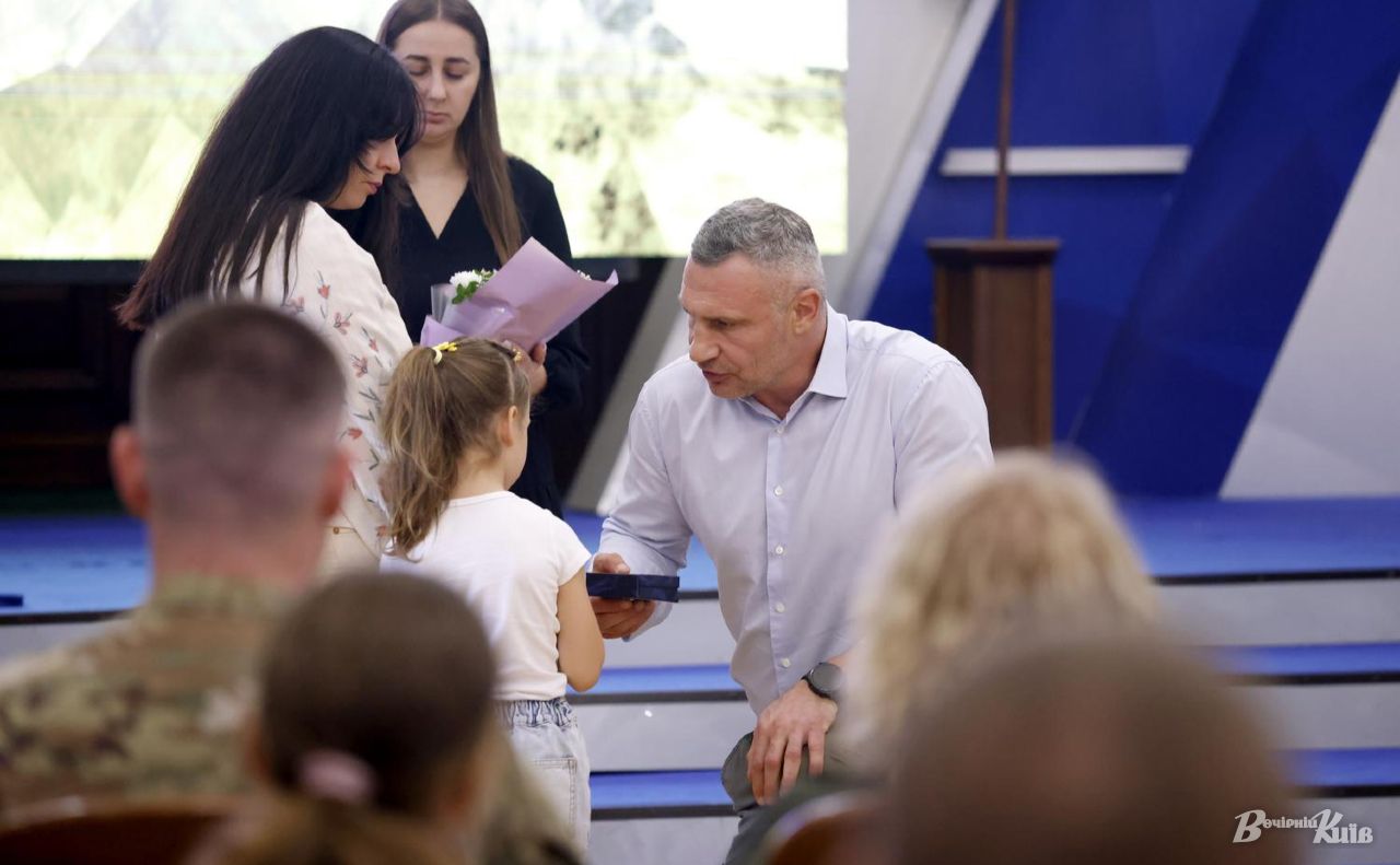 Мер Києва вручив рідним загиблих захисників медалі. Фото: Борис Корпусенко