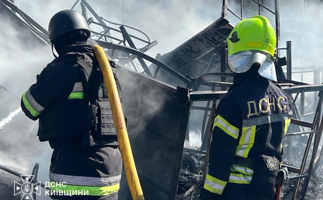 ДСНС працює на місці вибухів у Дмитрівській громаді. Фото: ДСНС