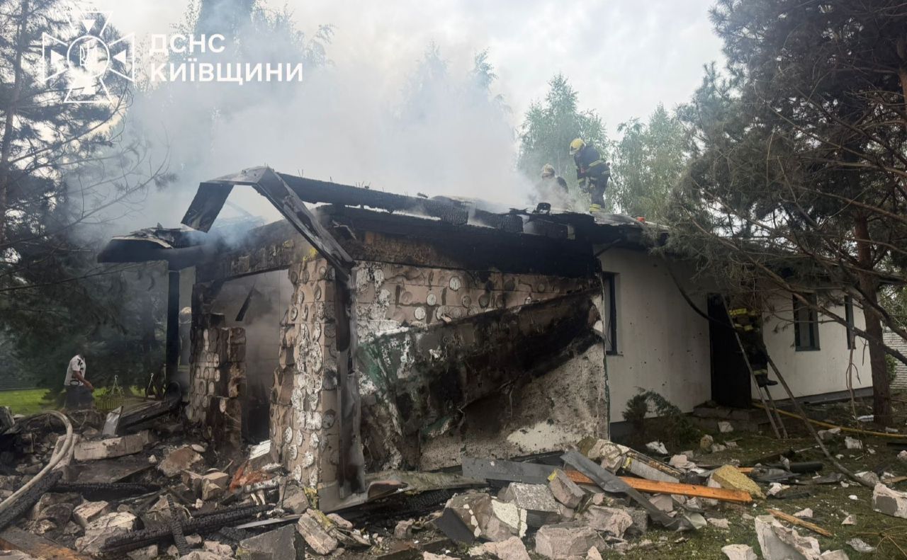 Зруйнований будинок після російського обстрілу. Фото: ДСНС Київщини