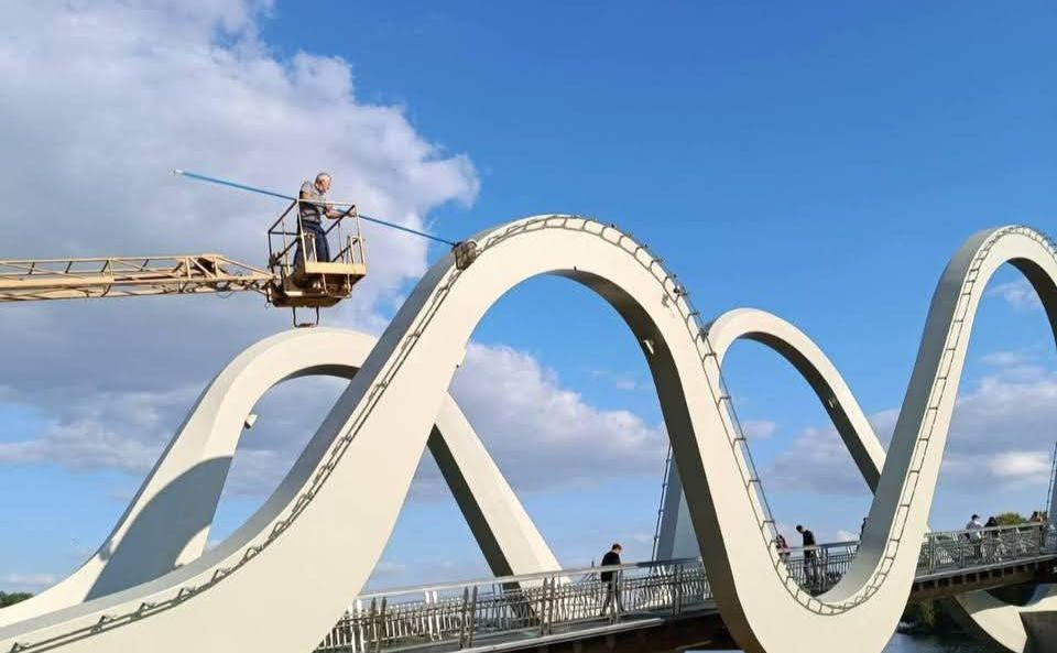 Порятунок птаха відбувався саме так. Фото КП «Плесо»