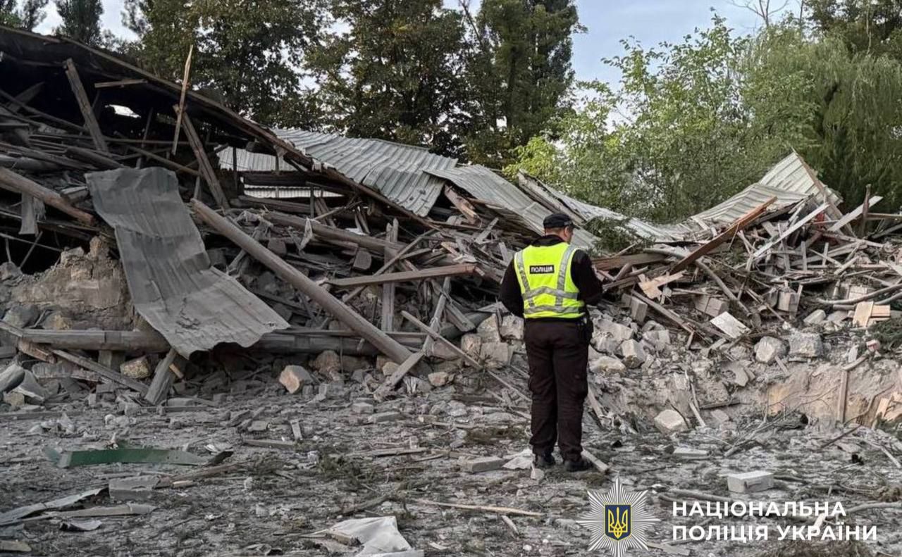 Правоохоронці фіксують наслідки атаки. Фото: поліція Києва
