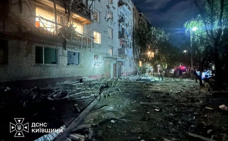 Внаслідок атаки пошкоджений 5-поверховий житловий будинок. Фото: ДСНС Київщини