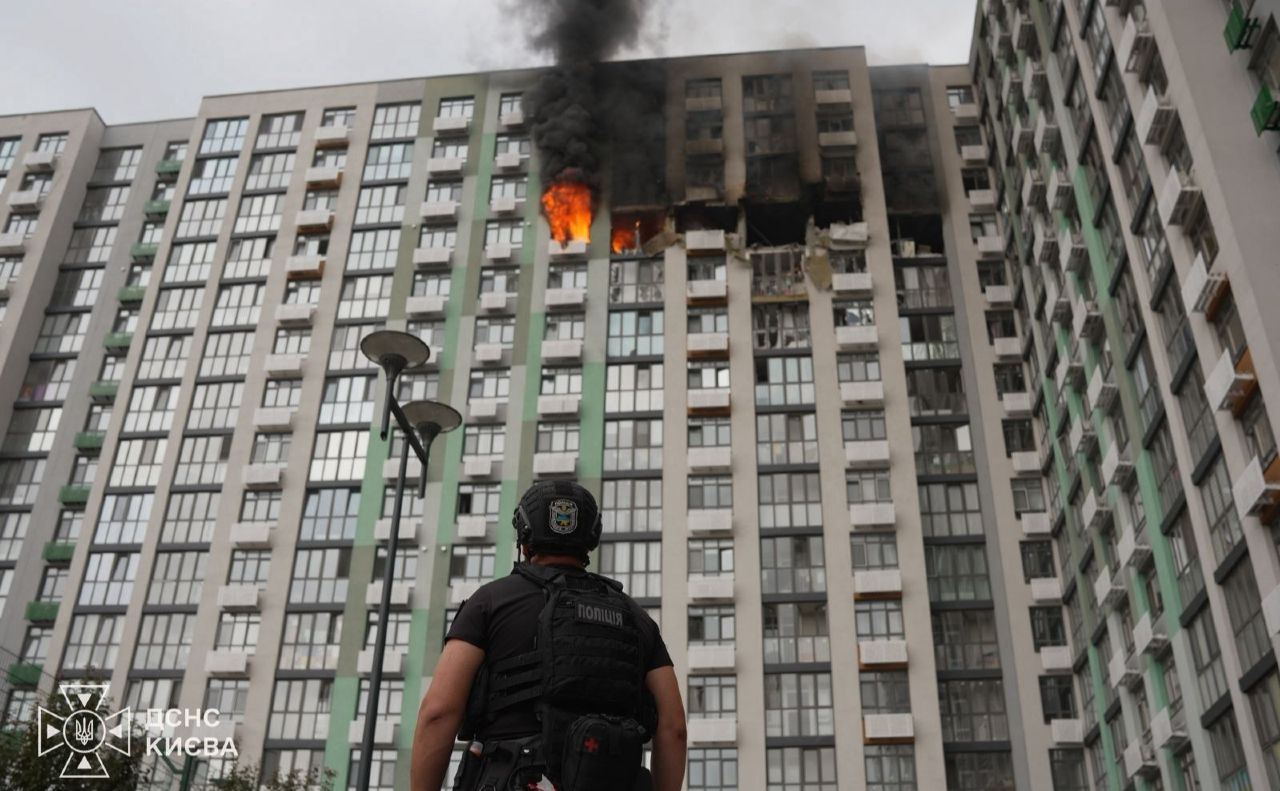 Російський обстріл спричинив пошкодження та руйнування у 16-поверховому житловому будинку. Фото: ДСНС Києва