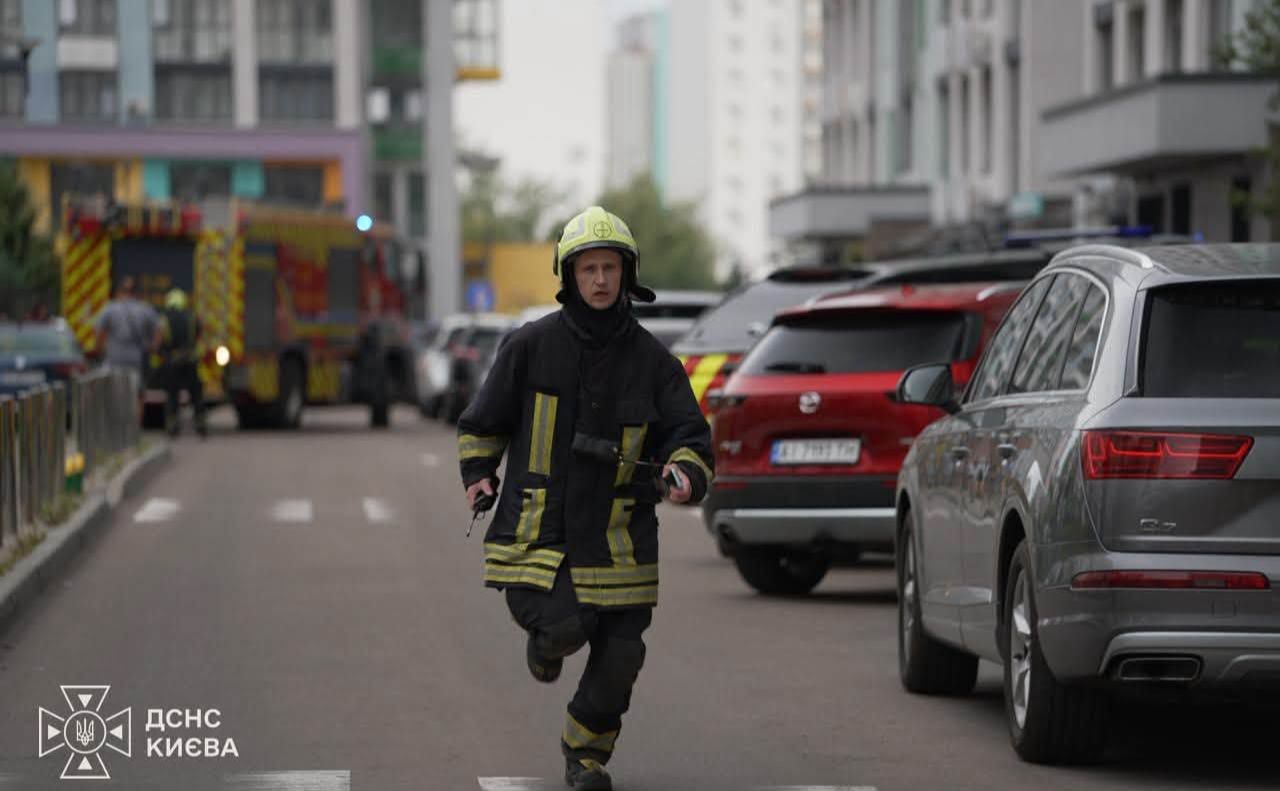 Рятувальник ДСНС у Києві після обстрілу. Фото: ДСНС
