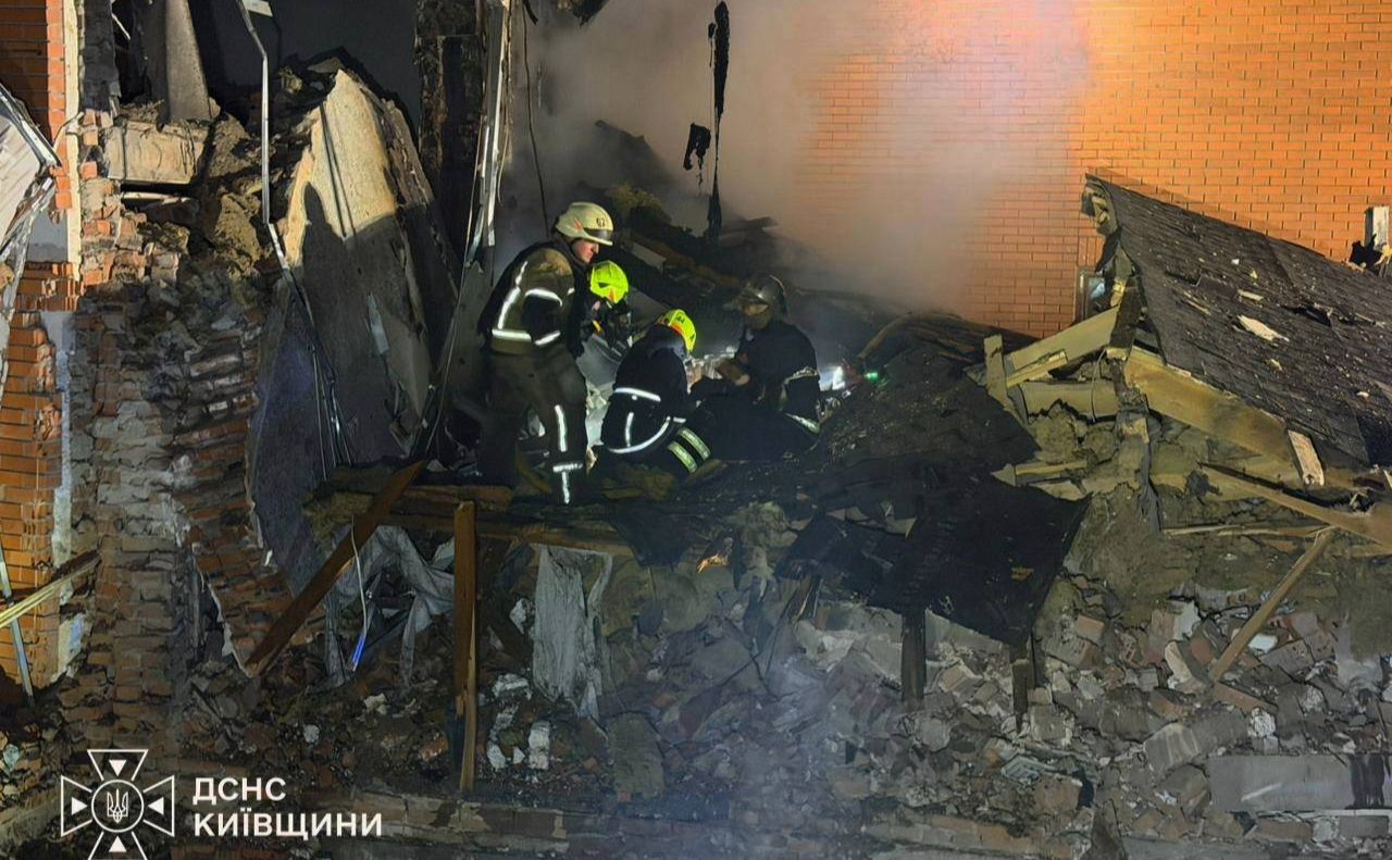 Обласні рятувальники на місці атаки. Фото: ДСНС Київщини