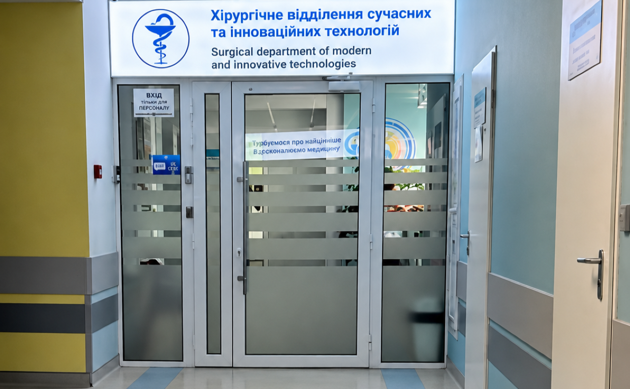 Чоловік зазнав важких поранень під час атаки ворога на об’єкти Укрзалізниці. Фото: Олександр Перцовський у Фейсбук