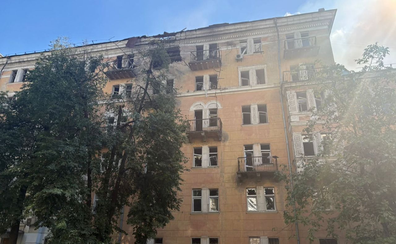 Пошкоджені фасади та вибиті вікна в одному з корпусів НУХТ після ворожої атаки. Фото: Facebook-сторінка Андрія Бутенка