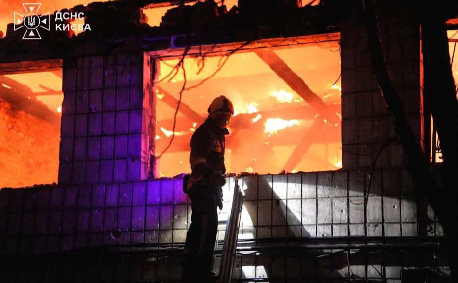 Рятувальник у палаючому після обстрілу рф будинку. Фото: ДСНС Київщини