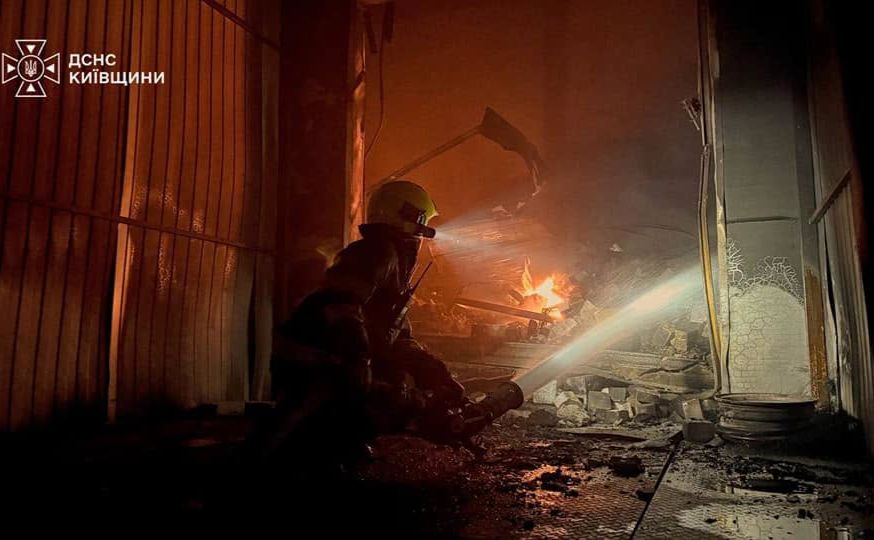 Вогнеборець заливає вогонь з брандспойта. Фото: ДСНС Київської області