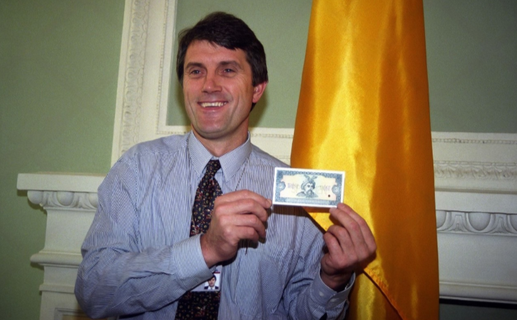 Голова Нацбанку у 1993-1998 роках Віктор Ющенко тримає купюру у 5 гривень. Фото: МІСТ
