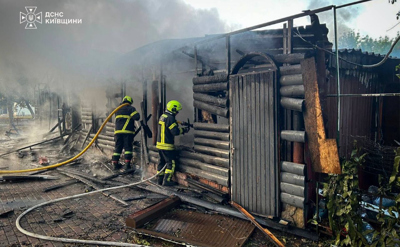 Надзвичайна служба працює на місцях атаки безпілотників. Фото: ДСНС Київщини