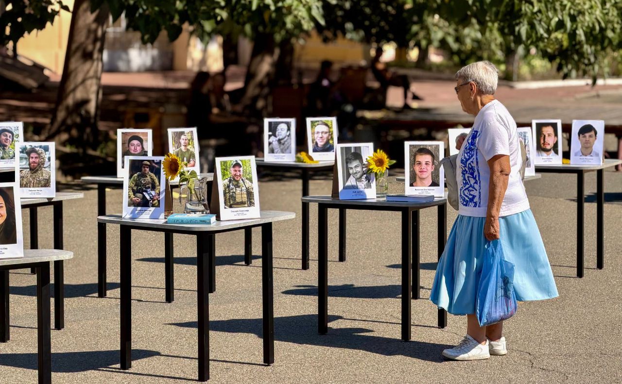 Вшанування пам’яті героїв на Контрактовій площі. Фото: Києво-Могилянська академія у Фейсбук