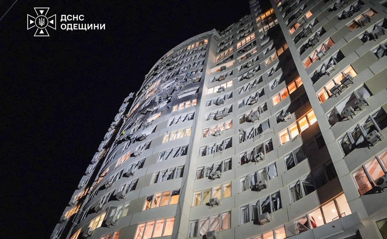 17-поверхівка в Одесі, пошкоджена БПЛА рф. Фото: Зеленський, телеграм