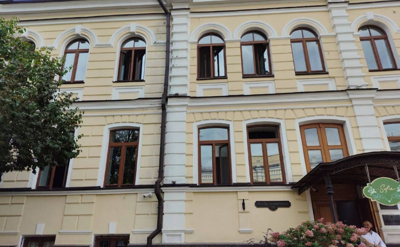 Будівля на території Софії Київської з пошкодженими вікнами. Фото: НЗ «Софія Київська», фейсбук