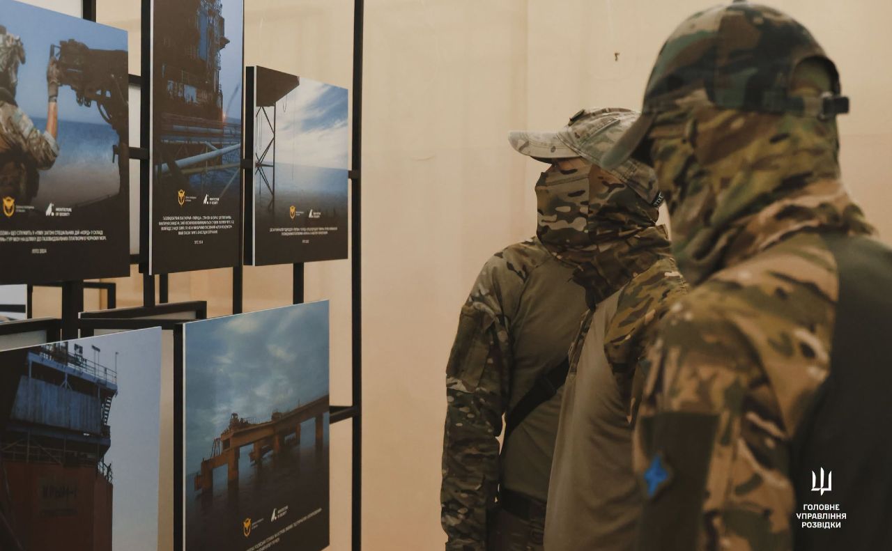Представники ГУР МО на фотовиставці про унікальні спецоперації військової розвідки. Фото: ГУР МО, фейсбук