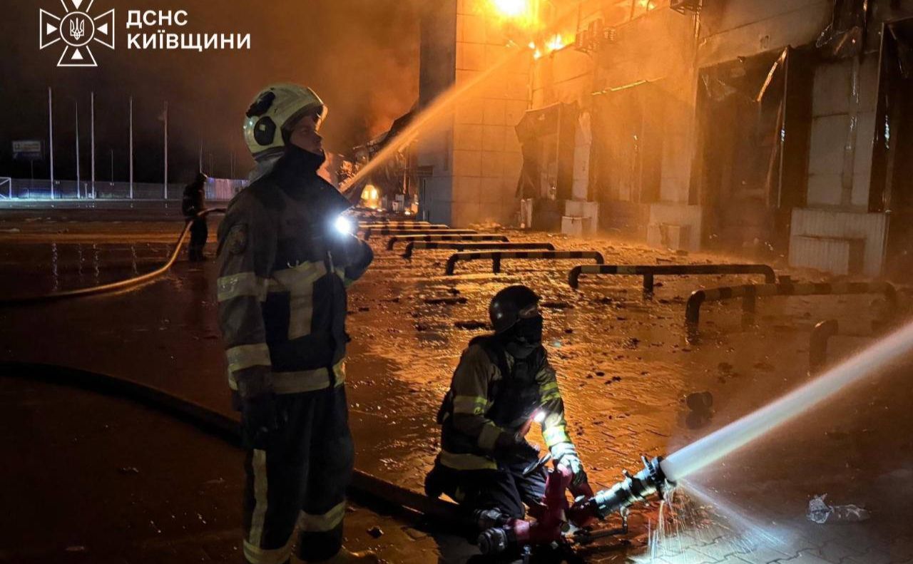 Вогнеборці ДСНС гасять пожежу на Київщині. Фото: ДСНС України