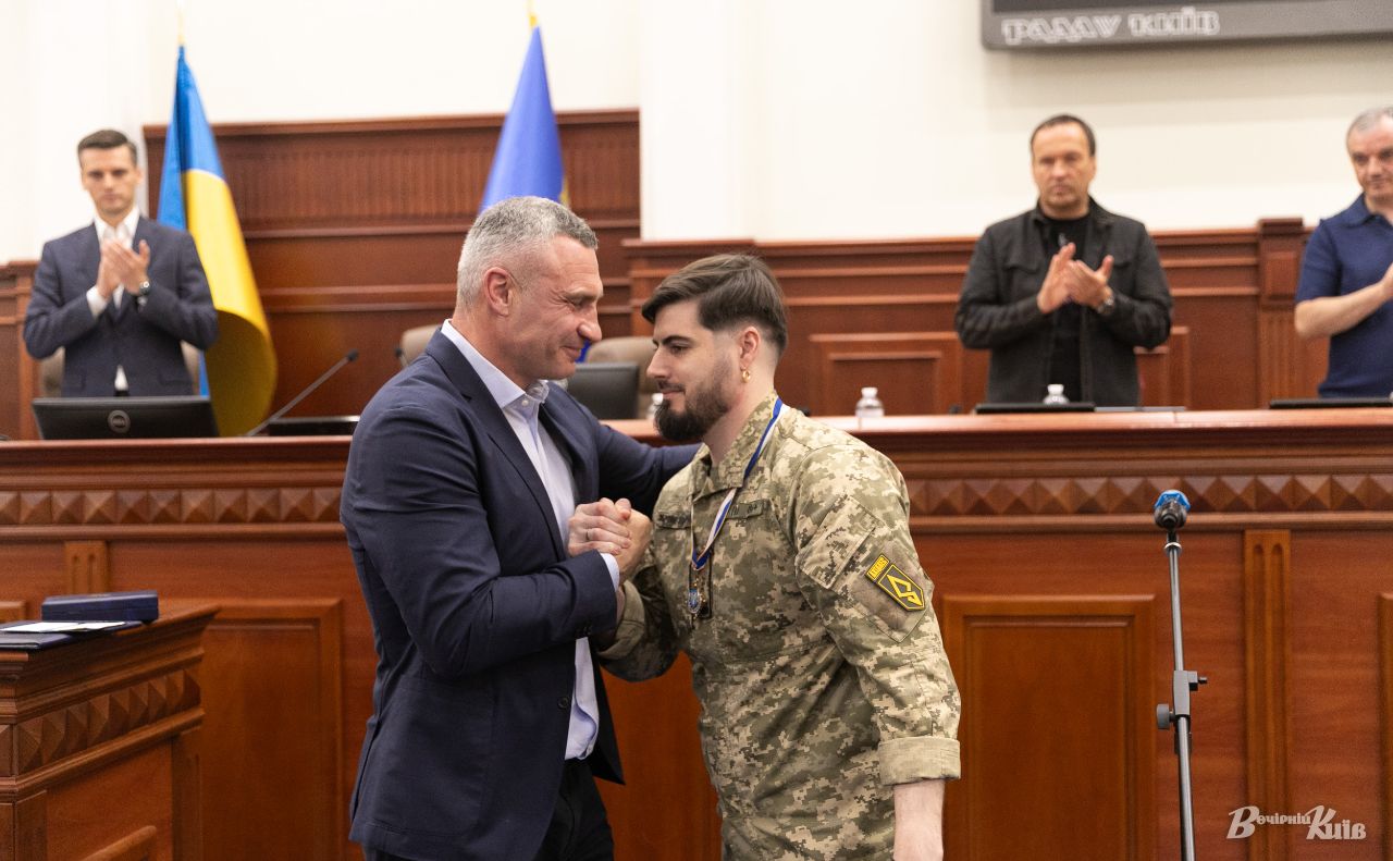 Віталій Кличко вручив Юрію Федоренку відзнаку до звання «Почесний громадянин міста Києва». Фото: Борис Корпусенко