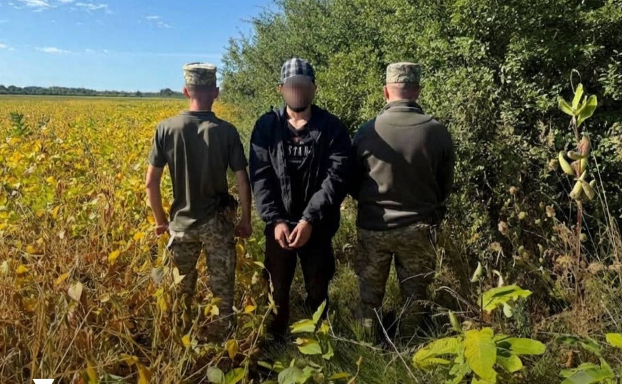 Затримати нелегала допоміг сложбовий пес. Фото: ДПСУ у Телеграм