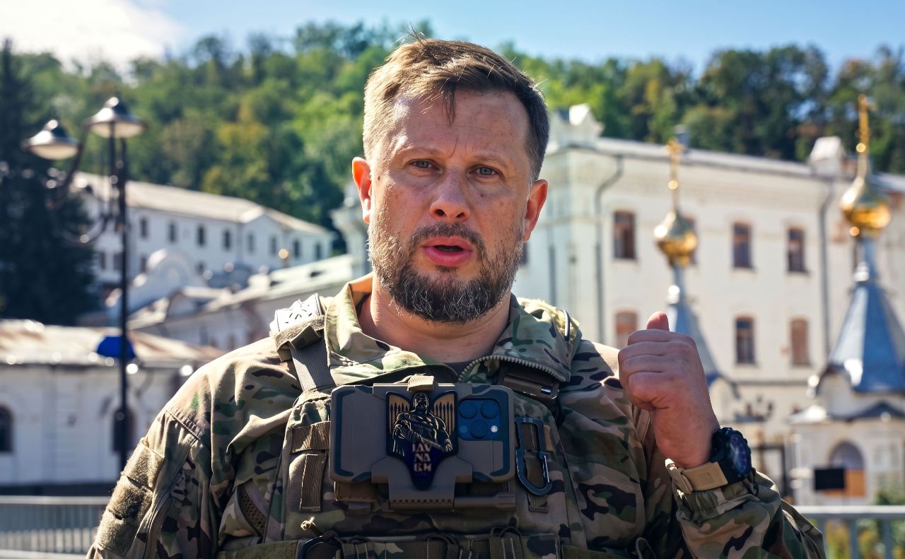 Андрій Білецький у центрі Святогірська. Скрин відео Третього армійського корпусу
