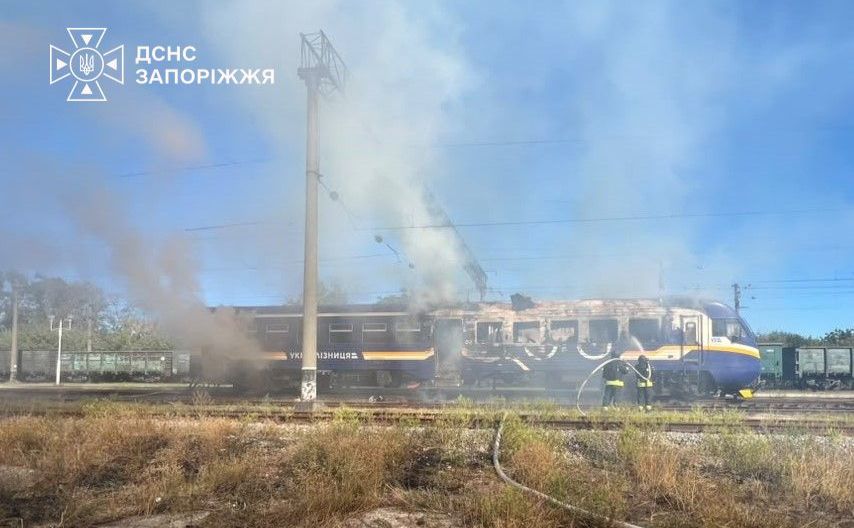 Рятувальники гасили пожежу під загрозою повторних ударів. Фото: ДСНС