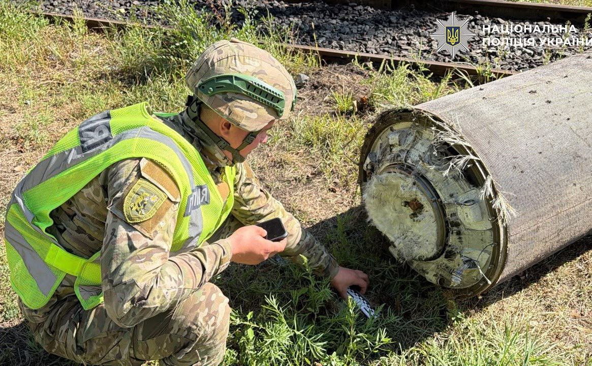 Вибухотехнік з поліції біля частини російської гіперзвукової ракети. Фото: Поліція Києва