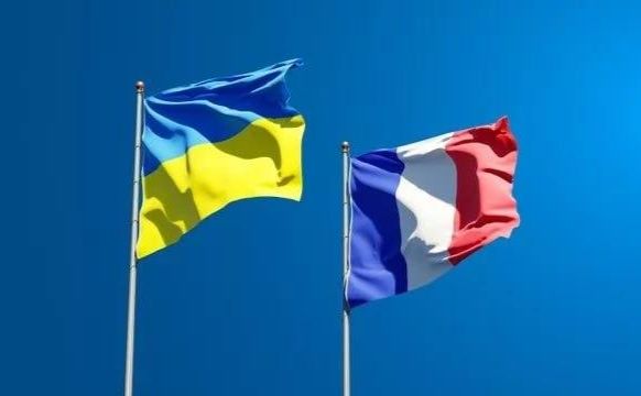 Національні прапори України та Франції. Фото ілюстративне з відкритих джерел