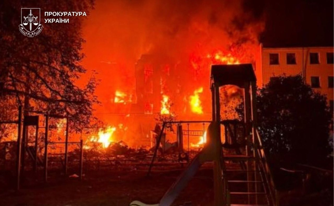 Масштабна пожежа на одній з локацій виникла після ворожої атаки. Фото: Прокуратура України