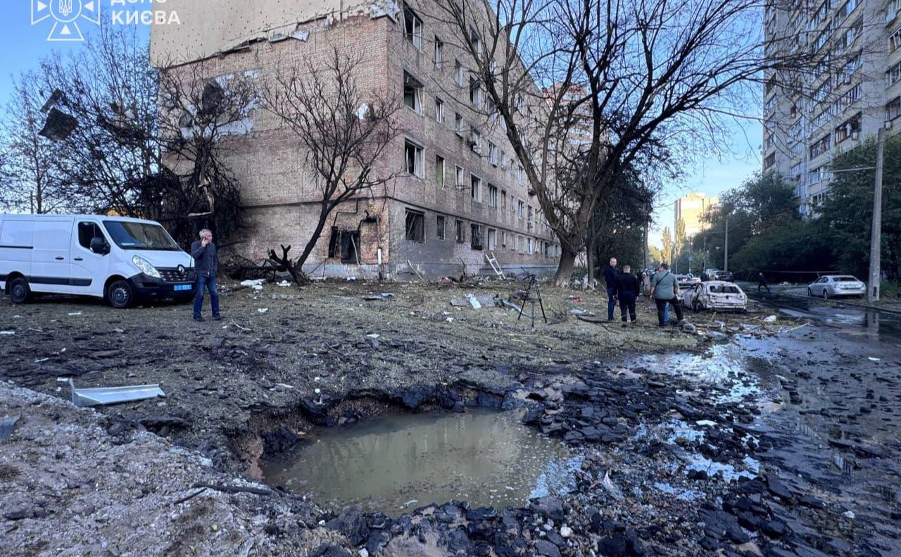 Вирва на місці влучання російської ракети у Києві. Фото: ДСНС