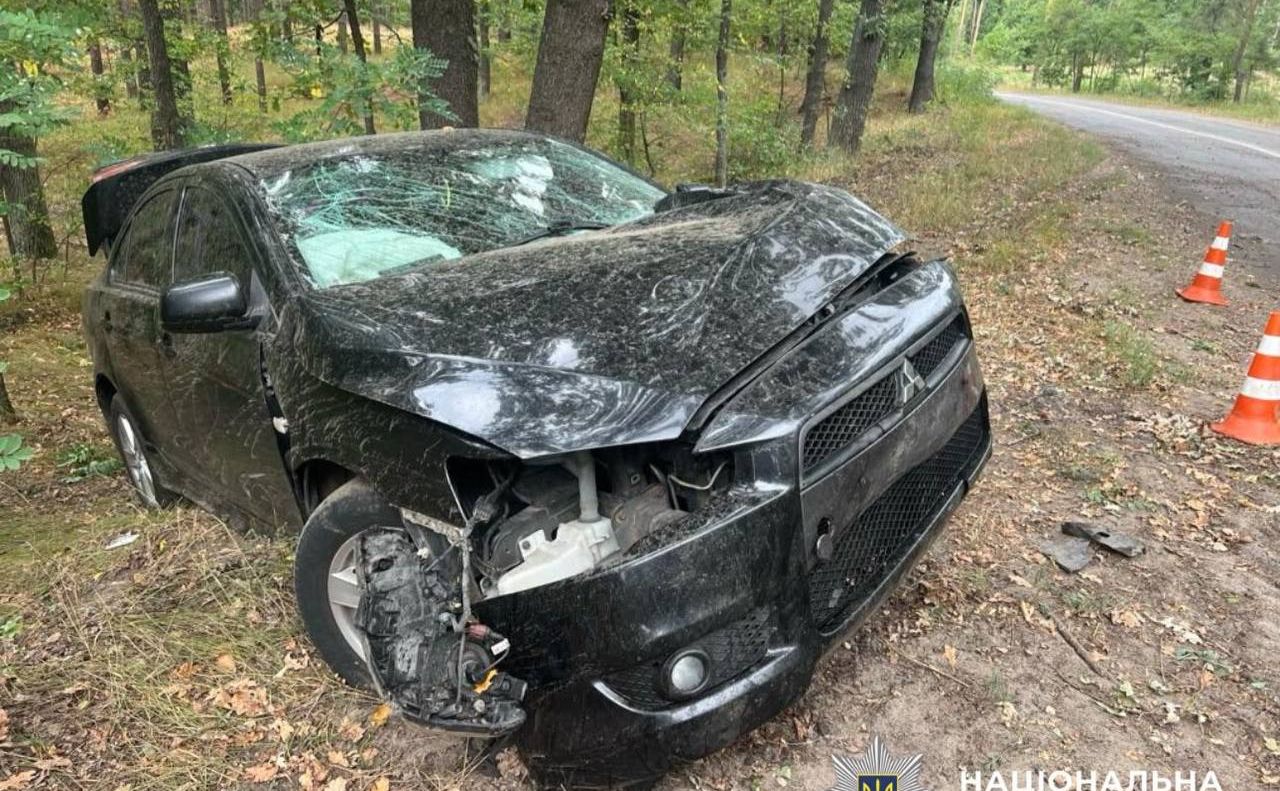Mitsubishi Lancer після удару об дерево. Фото: Поліція Київської області