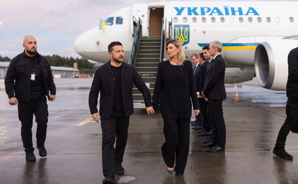 Володимир та Олена Зеленські у Осло біля борту президентського літака. Фото: ОП