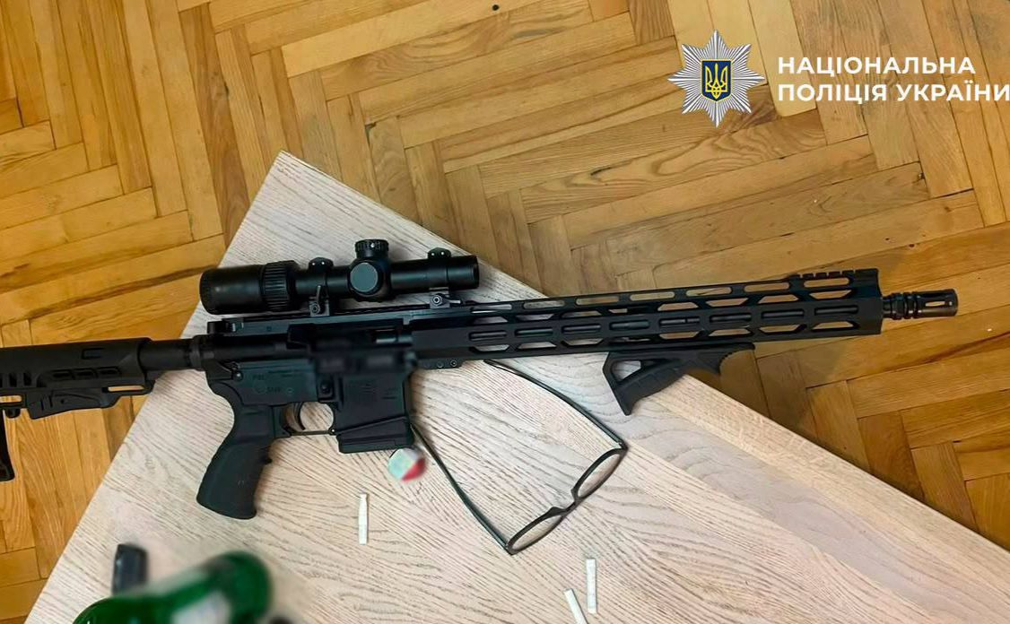У стрілка вилучили карабін з набоями. Фото: Нацполіція