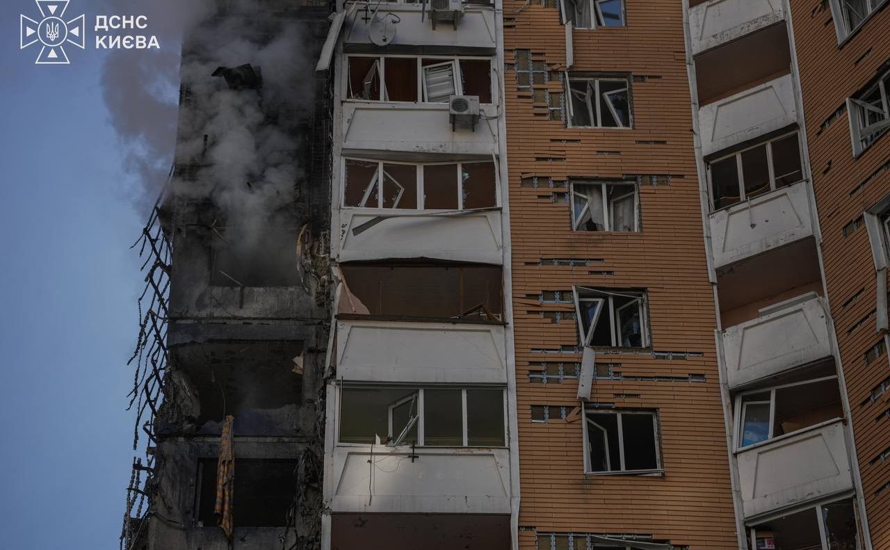 Багатоповерхівка на Позняках, яку пошкодив дрон 9 вересня. Фото: ДСНС