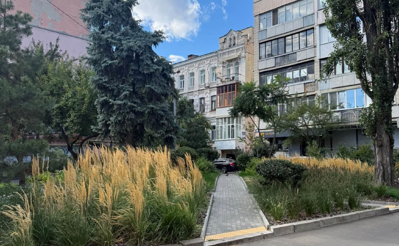 На вулиці Січових Стрільців модернізували сквер, на Русаніці виросла «Алея українських діаспор»