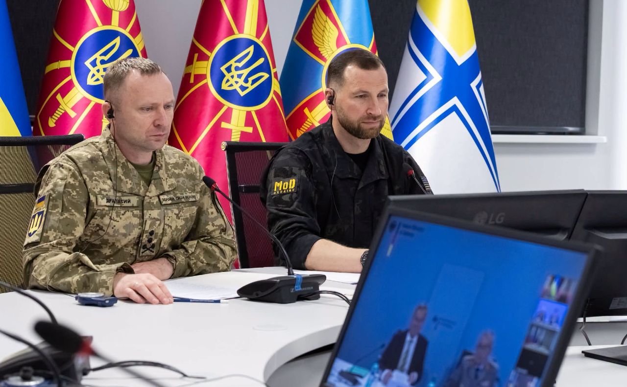 Під час «Рамштайну» Головнокомандувач ЗСУ Михайло Драпатий (ліворуч) та міністр оборони України Євгеній Хмара (праворуч). Фото: МОУ, фейсбук