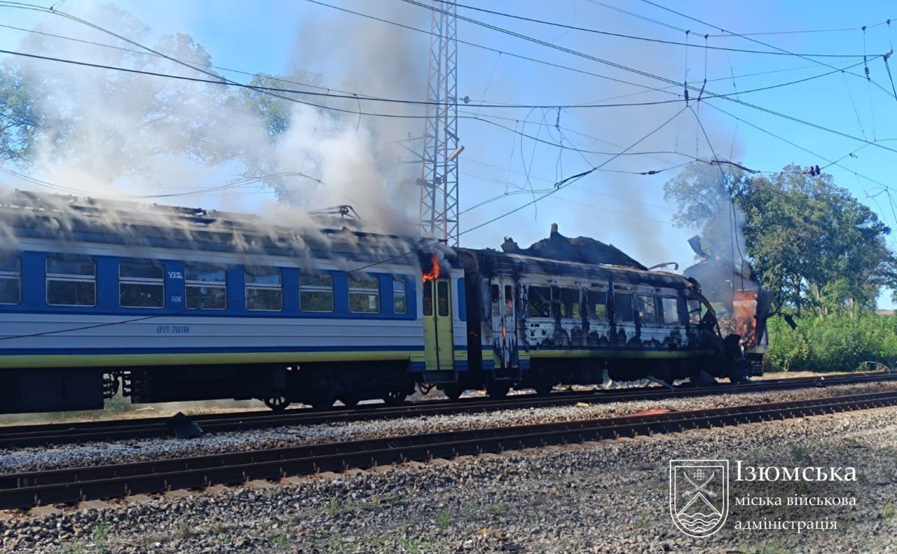 Димлять вагони та локомотив після удару БПЛА рф у потязі на Харківщині. Фото: https://t.me/izyum_official/
