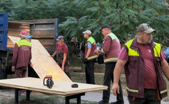 Людям нарізають дошки, щоб вони могли закрити вікна в пошкодженому БПЛА рф будинку. Фото: Київ24