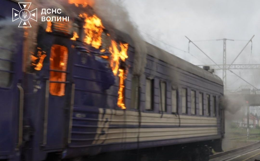 Займання від удару шахеда. Фото: ДСНС Волині