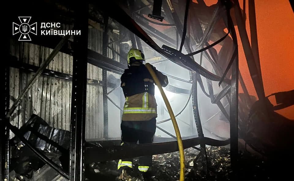 Ліквідація наслідків ворожої атаки. Фото: ГУ ДСНС у Київській області