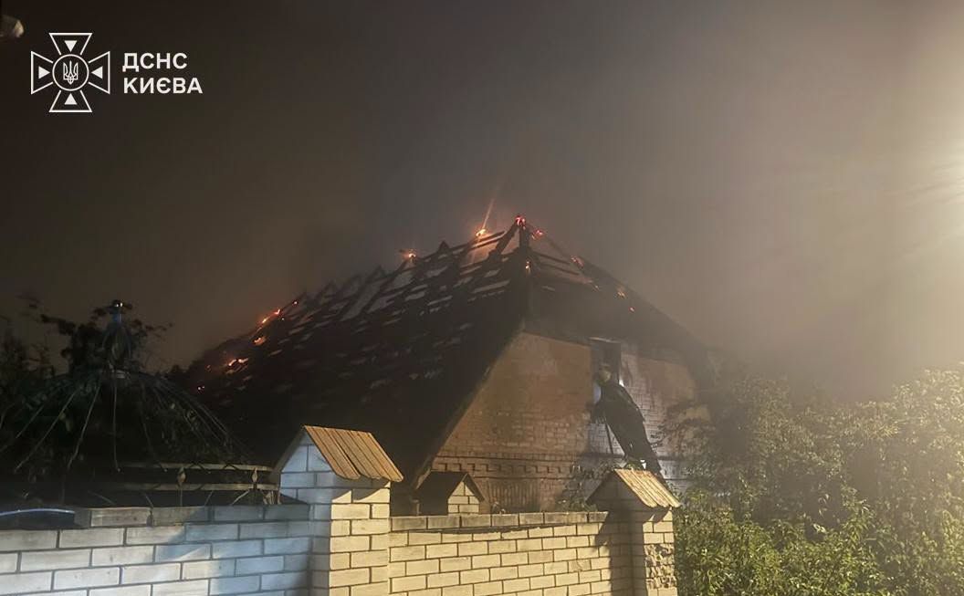 Горів двоповерховий будинок. Фото: ДСНС Києва