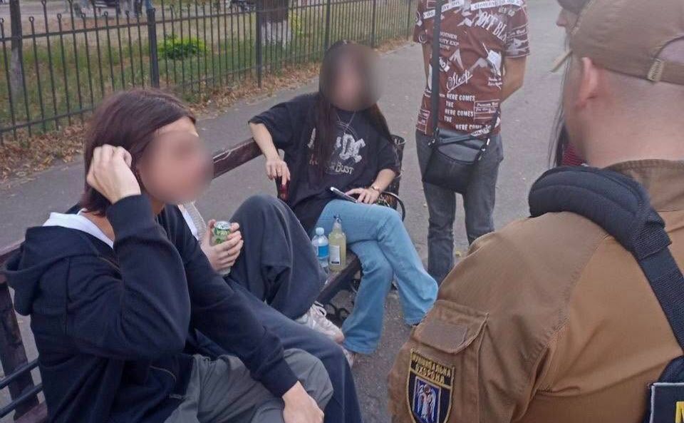 Молоді люди п’ють спиртне в громадському просторі щодня. Фото: Муніципальна охорона