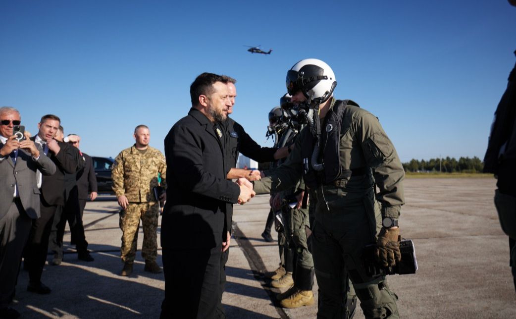 Володимир Зеленський та український льотчик у Канаді. Фото: ОП