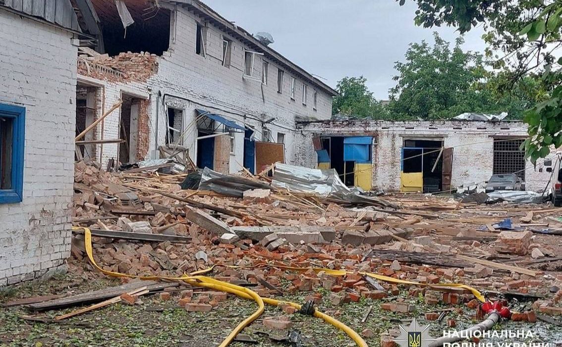 рф атакувала склади у Прилуках на Чернігівщині. Фото: Нацполіція
