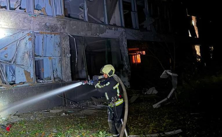 Пошкоджень зазнав один із столичних вишів. Фото: ДСНС