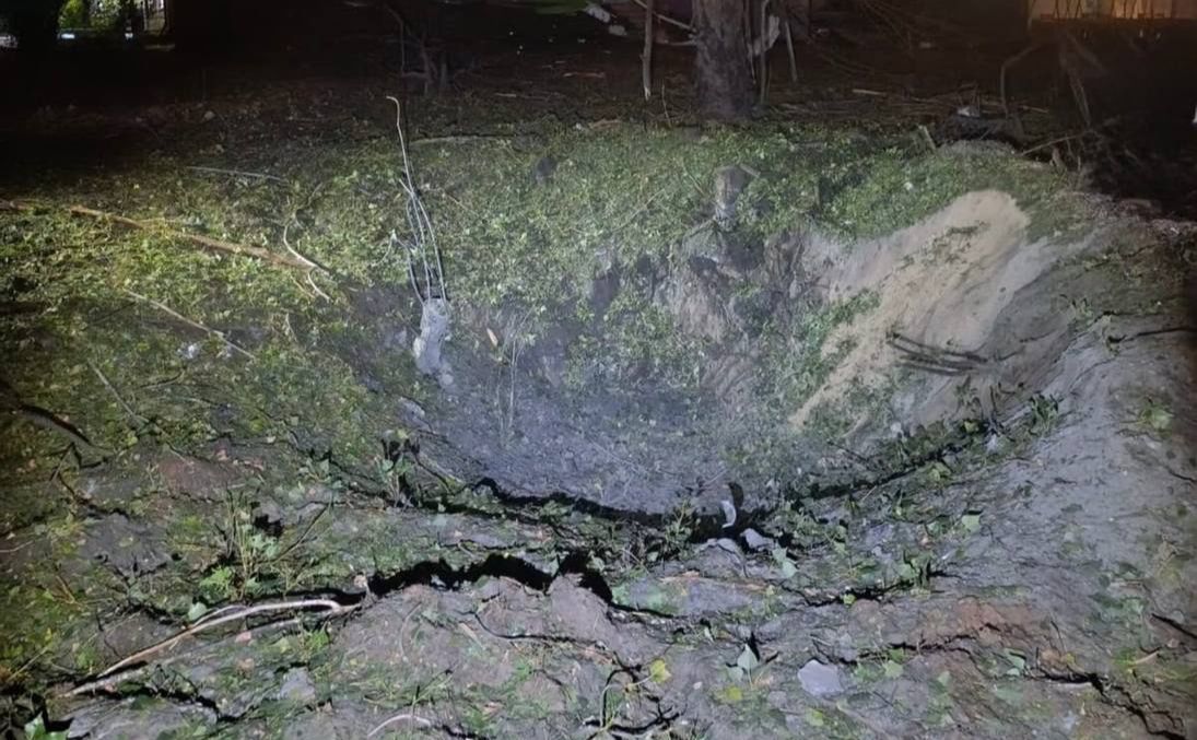 Вирва після удару рф по Києву. Фото: ДСНС