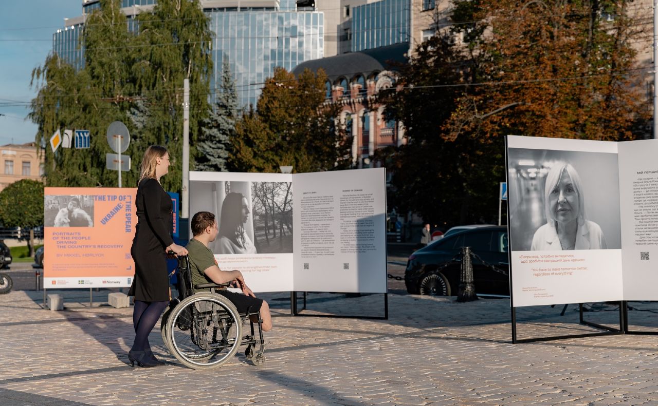 Фотовиставка Міккеля Гьорлика «Україна: На вістрі» на Софійській площі. Фото надане організаторами