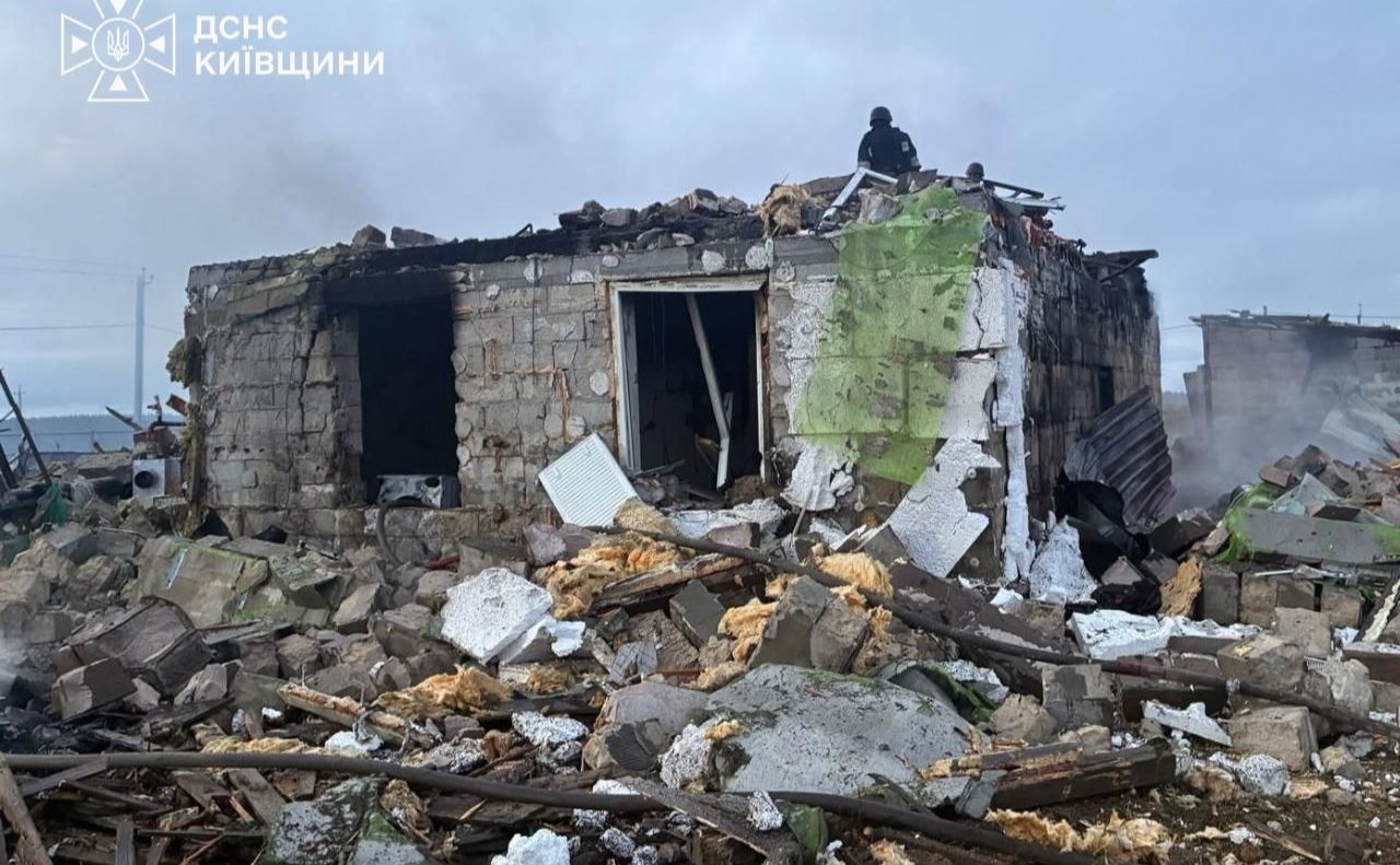 Один будинок в районі знищений росіянами. Фото: ДСНС Київщини у Телеграм