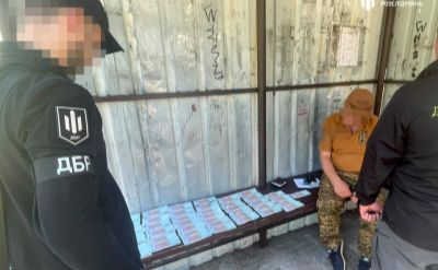 Зловмисника затримали одразу після отримання другого «траншу». Фото: ДБР