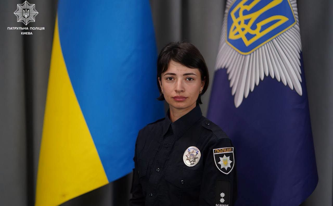 Інспекторка служби освітньої безпеки поліції Києва знешкодила небезпечного нападника. Фото: Патрульна поліція Києва